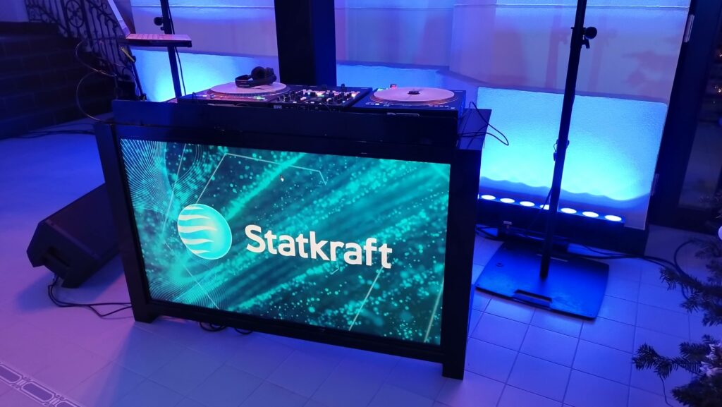 Multimedialny stół dla DJ